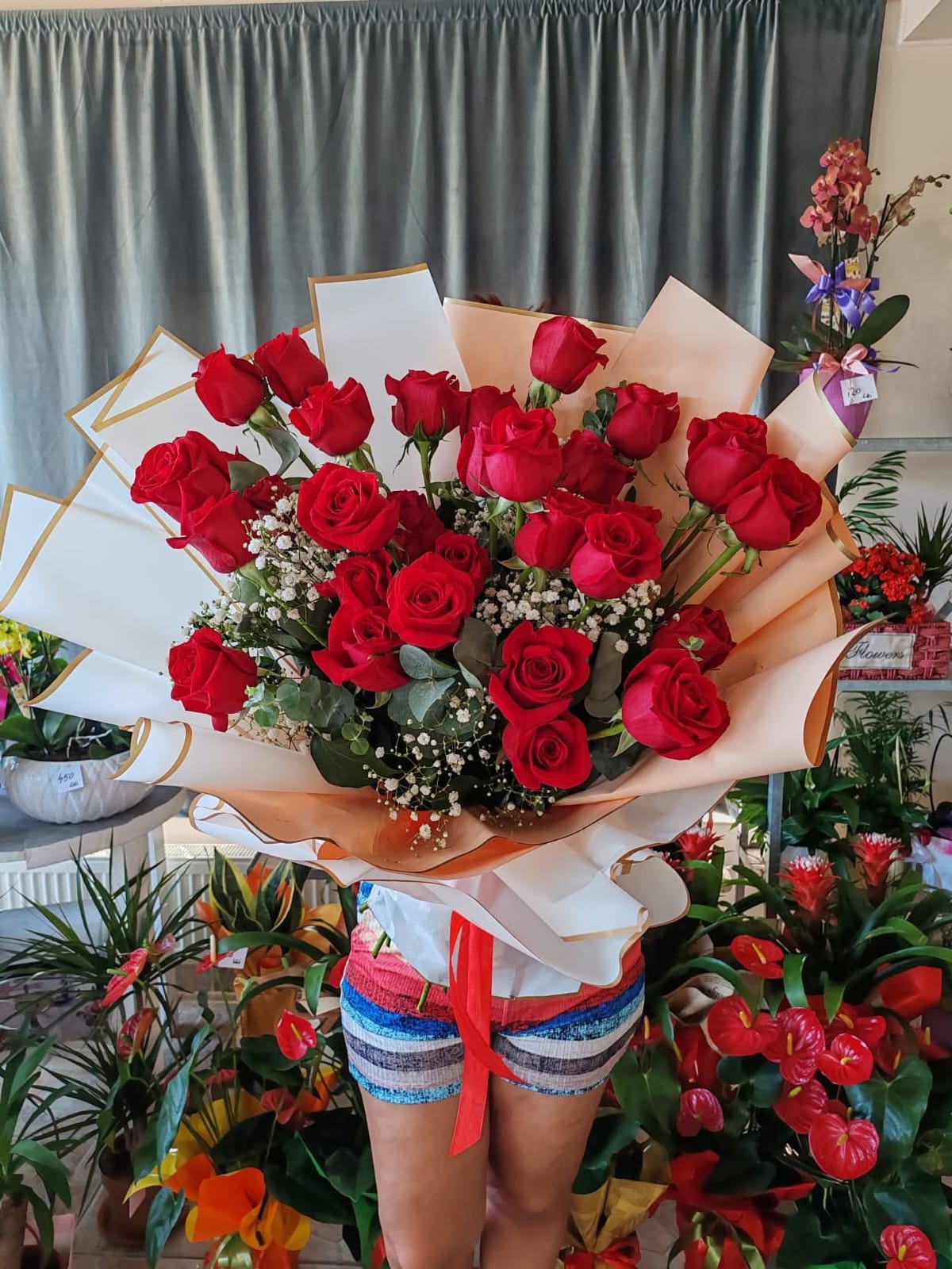 Buchet mare de trandafiri rosii.