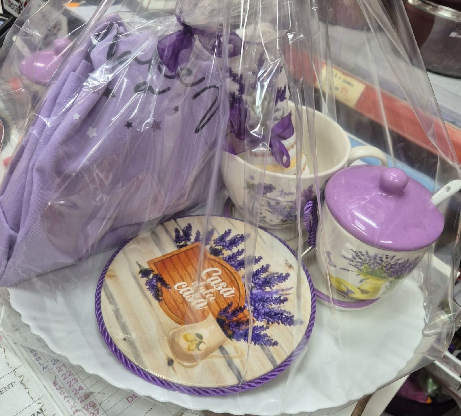 Pachet cadou ambalat cu accesorii mov.