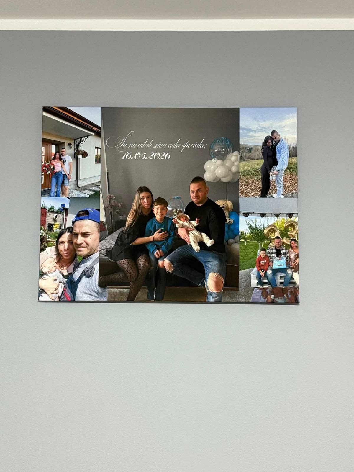 Tablou foto de familie montat pe perete.