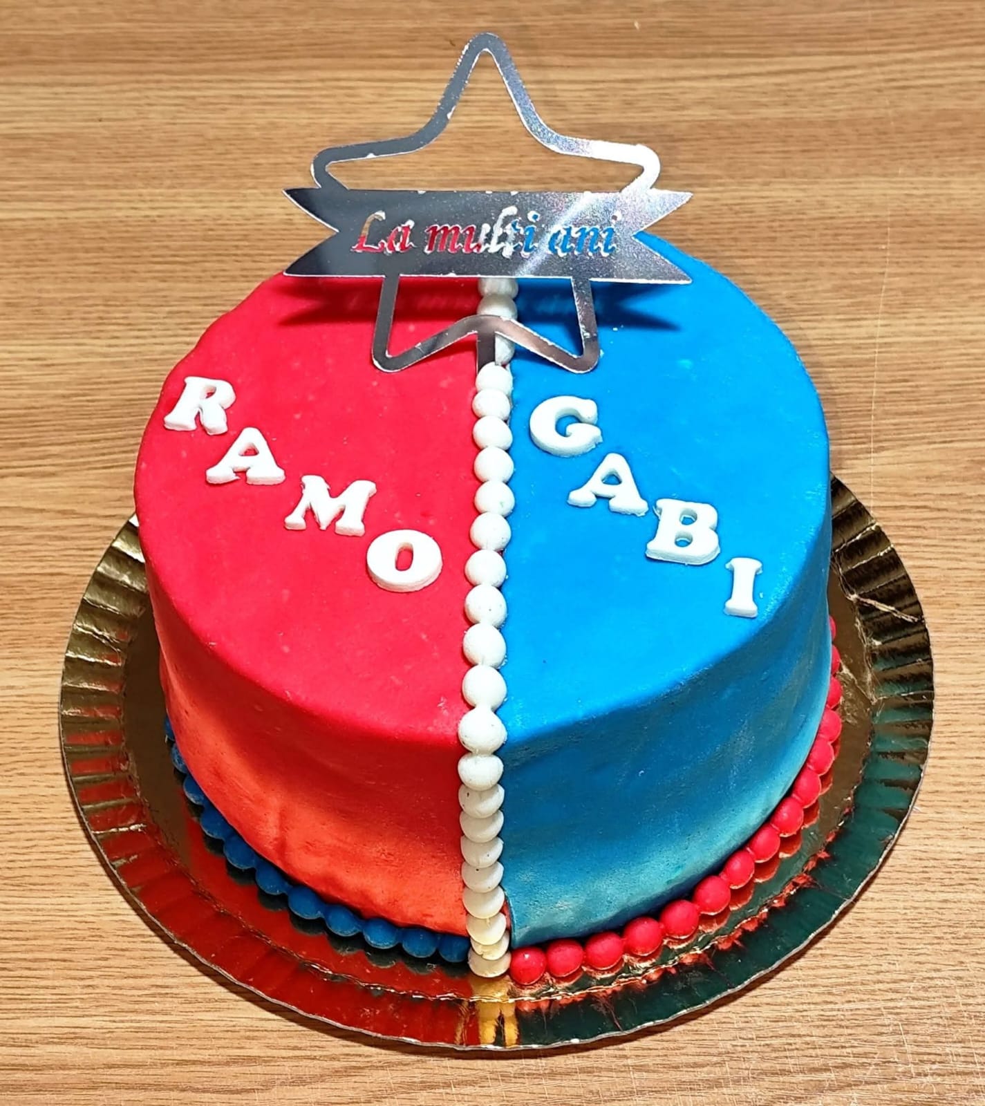 Tort aniversar personalizat in rosu si albastru.